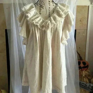 143 Story Cream Blouse. Size Small. 70% Cotton, 30% Linen. Gently used.